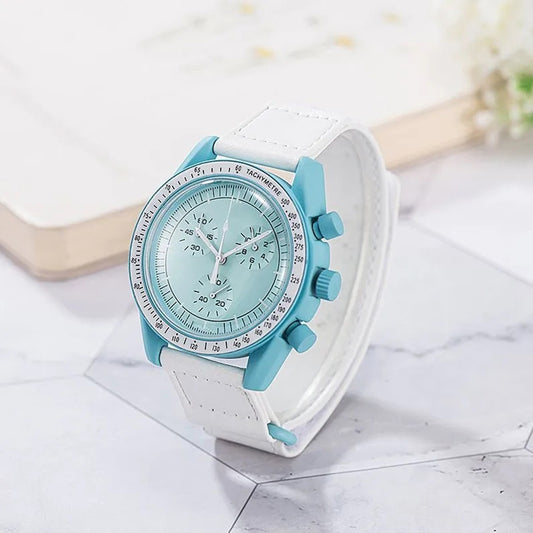 Moteriškas laikrodis su baltu dirželiu ir melsvu korpusu