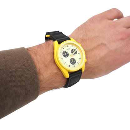 Vyriškas laikrodis su geltonu korpusu ir juodu dirželiu