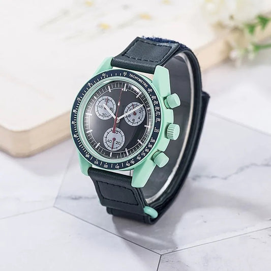 Vyriškas laikrodis su juodu dirželiu ir mėtų spalvos korpusu
